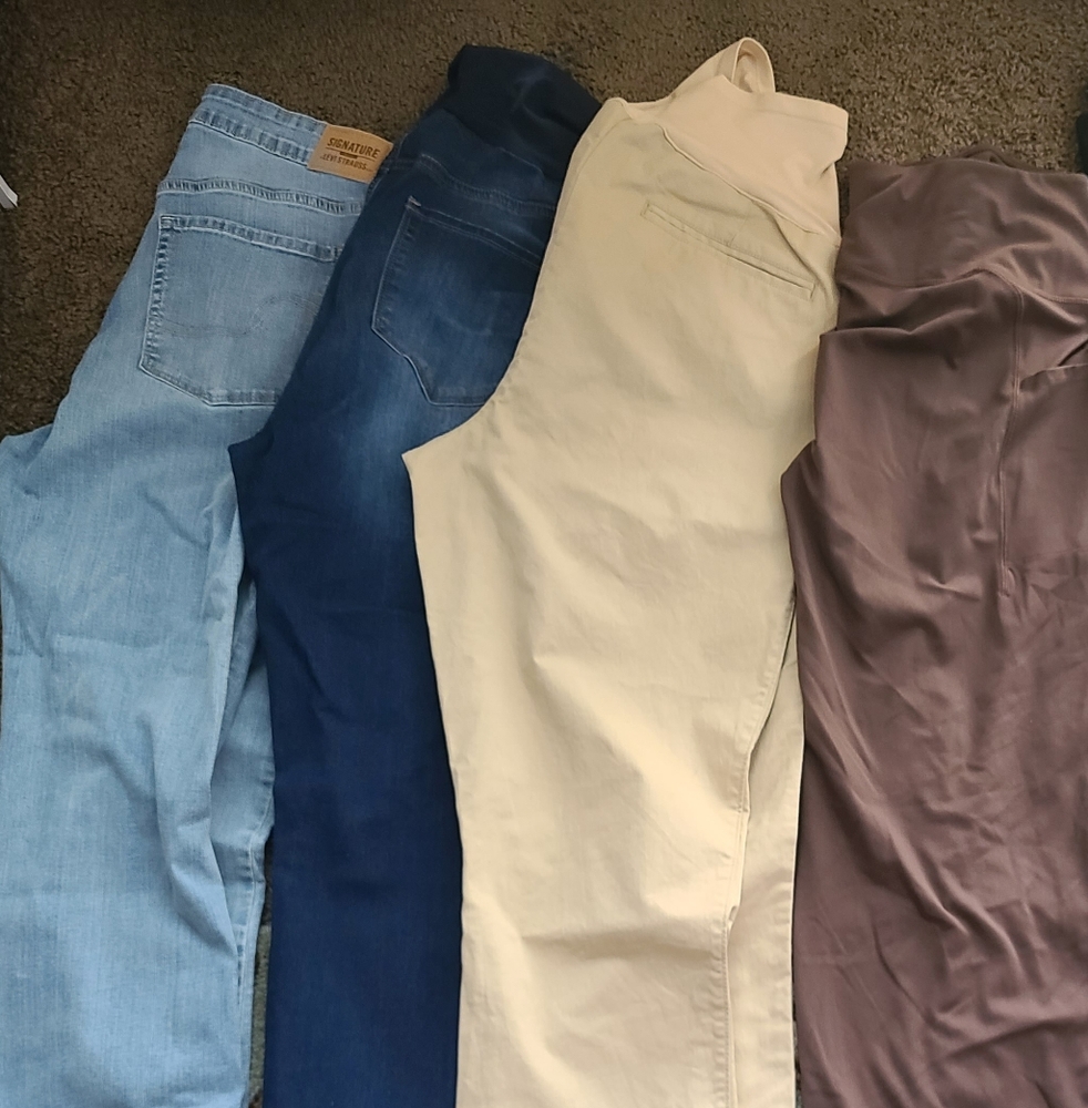 Bundle of 4 Maternity Pants Signature By Levi Strauss